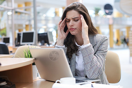坐在工作单位时身无分文的生意妇女疲惫不堪智力植物眼镜商业工人头发成人经理疼痛商务图片