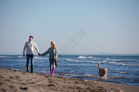 深圳海滨在自闭症日海滩上玩得开心的狗情侣海滨女朋友享受夫妻女士海洋男朋友男人海滩妻子背景