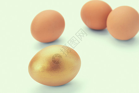 白色背景的金蛋储蓄金子奢华摄影水平财富食物工作室金属宝藏图片