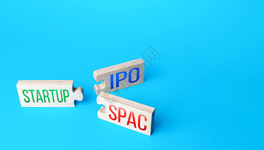 两个拼图连接之间的选择 使用 SPAC 特殊目的收购公司 或 IPO 简化创业公司在证券交易所的上市条目 简化公司上市背景图片