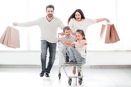 带孩子的幸福父母去购物店铺购买者喜悦男人女士零售顾客男性孩子们杂货店图片