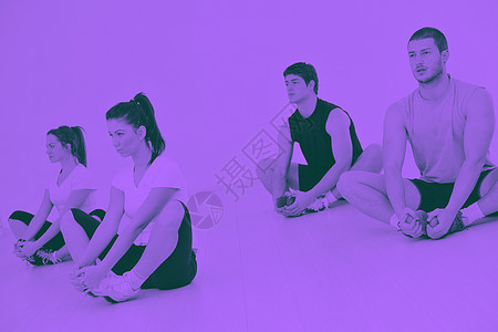 参加健身俱乐部的青年群体运动微笑快乐女孩们男人女性重量瑜伽活力健身房图片