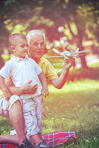 爷爷和孩子在公园玩得开心父母童年孙子儿子父亲男人足球家庭祖父母祖父图片