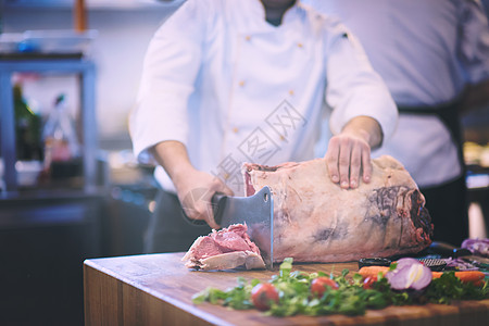 厨师切大牛肉鱼片男人食物牛肉羊肉牛扒餐厅屠夫美食工作图片