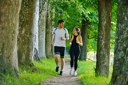 户外跑步情侣慢跑训练天空身体男人闲暇生活慢跑者公园跑步运动员背景