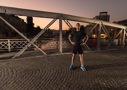 在城中穿过桥的男子慢跑男人跑步成人男性赛跑者训练运动装活动运动员活力图片