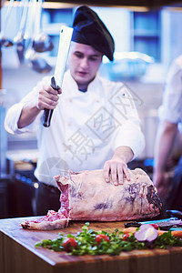 厨师切大牛肉牛肉屠宰场餐厅职业餐饮厨房鱼片木板斧头工作图片