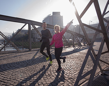 年轻夫妇慢跑慢跑者潮人男性城市女性男人女士训练运动员卷曲图片
