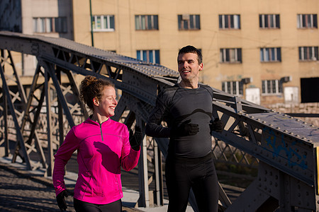 年轻夫妇慢跑赛跑者男人运动卷曲夫妻女性女士跑步者训练男性图片