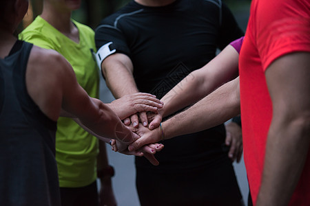 互相给予高五分的赛跑者运动员跑步者跑步男人公园健康运动团队成人女性图片