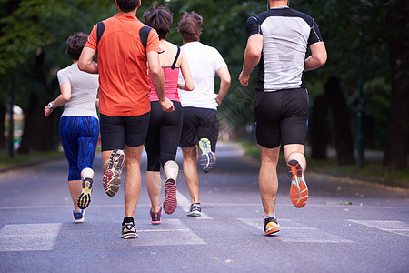 人群慢跑朋友们跑步男性太阳成人女士运动慢跑者女孩赛跑者背景图片
