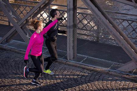 年轻夫妇慢跑训练朋友们夫妻跑步者运动员男人女孩女士慢跑者男性图片