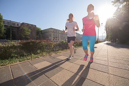 户外跑步女性朋友慢跑女士赛跑者运动动机慢跑者成人女孩运动员闲暇训练背景