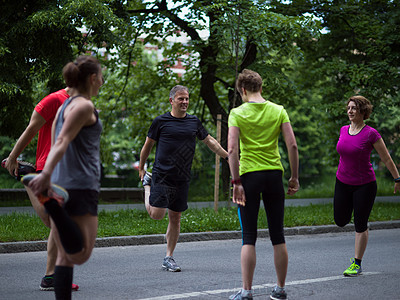 早上训练前暖化和伸展的赛跑队朋友们女性跑步竞赛男性锻炼赛跑者团队慢跑者运动员图片