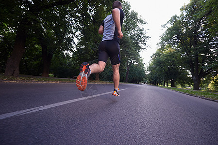 男子慢跑赛跑者运动跑步晴天阳光活动慢跑者城市训练成人图片