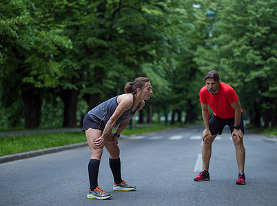 早上训练前暖化和伸展的赛跑队团队运动员热身城市运动装朋友们锻炼慢跑微笑培训师图片