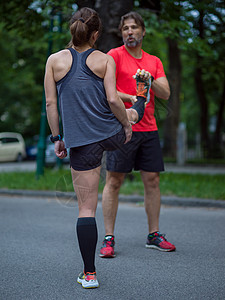早上训练前暖化和伸展的赛跑队男人健康跑步者热身团队运动运动装活动竞赛锻炼图片