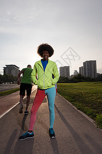 运动的非洲年轻女子户外跑步的肖像成人女性训练娱乐运动员慢跑者享受运动装慢跑身体图片