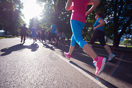 人群慢跑赛跑者运动街道训练成人运动员男性男人跑步跑步者背景图片