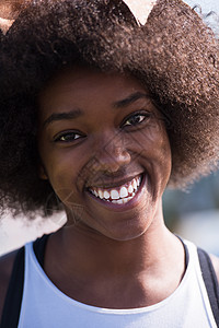 一位美丽的非洲年轻女性的近距离肖像 笑着仰望着她自由头发女士乐趣幸福喜悦卷曲快乐享受阳光图片