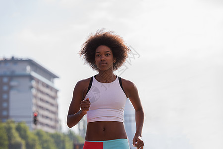 运动的非洲年轻女子户外跑步的肖像身体慢跑公园衣服娱乐成人赛跑者慢跑者微笑运动装图片