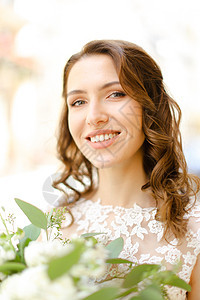 美丽的微笑新娘的肖像 保存鲜花图片