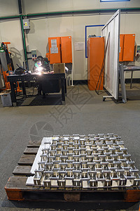 金属和铝加工的第一阶段 CNC 机器加工的产品堆放在大型现代化工厂的托盘上工业预防机器人机械金工创新工作机械师自动化设施图片