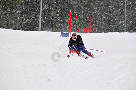滑雪赛竞赛拳头高山乐趣运动头盔回旋青年风镜运动员高清图片