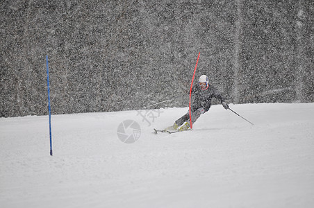 滑雪赛滑雪者乐趣旅行回旋男性行动拳头头盔速度运动员高清图片