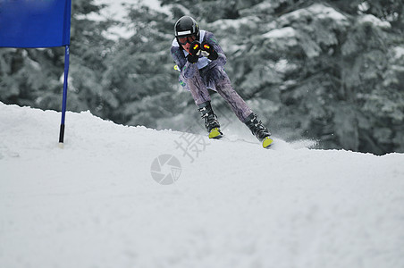 滑雪赛运动回旋头盔运动员闲暇比赛速度行动活力青年高清图片