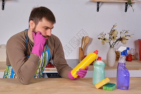 年轻男人想帮老婆打扫房子 但他不知道该怎么处理这些洗涤水的清潔剂卫生职业厨房家务洗涤剂房间情感公寓工具橡皮图片