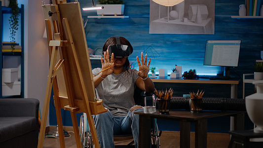 黑人艺术家妇女利用Vr眼镜艺术项目帆布眼镜虚拟现实画架房间想像力绘画工作创造力成人图片