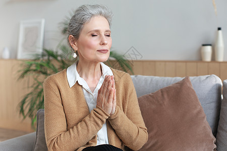 中年妇女在祈祷 闭着眼睛 抬头仰望 希望一切顺利 请求宽恕信仰失败帮助大学老师女孩运气工作女性商业图片