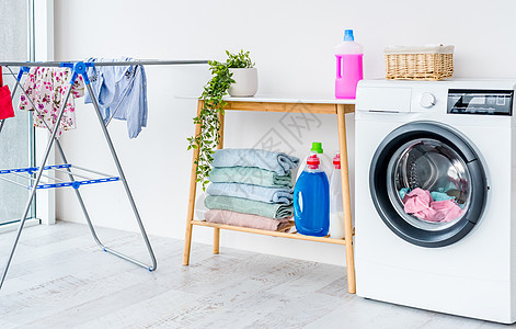洗洗衣机和浴室的洗衣机篮子白色纺织品衣服电气家庭作业房间家务地面洗涤图片