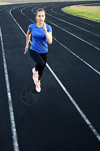 跑在田径上运动赛跑的骑手运动员 她在体育场的心胸训练她挑战紧身衣竞争女孩步幅女性慢跑竞赛短跑有氧运动背景图片