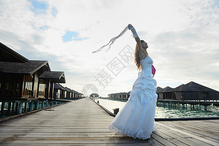 海滩上的亚洲新娘婚礼自由黑发女士妻子婚姻海洋帽子蜜月女孩图片