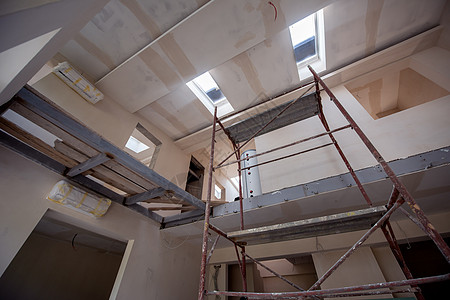 建筑工地内有脚手架材料住宅装修天花板梯子建筑学框架公寓商业工作背景图片