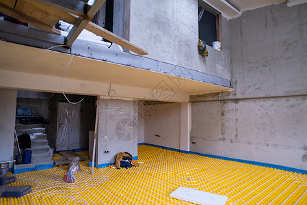 安装白色水管的黄色海底暖气装置管道房子材料房间控制工人地面管子气候塑料图片