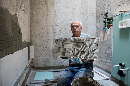 安装大瓷砖的工人厨房陶瓷房子石膏正方形工匠维修材料技术建设者图片