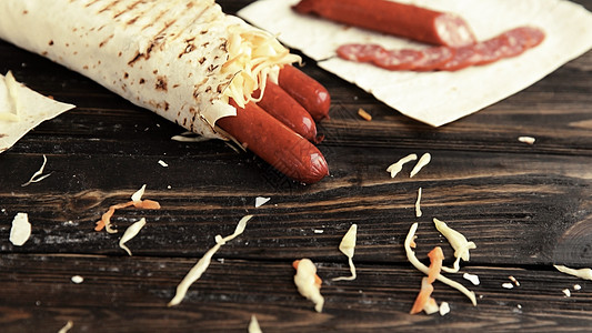 用香肠在木制桌上的Shawarma 和香肠放在木制桌子上图片