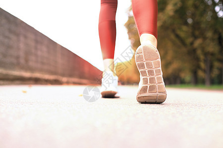 跑步者脚踏在路上 紧贴鞋底 日落或日出时户外运动员福利女士耐力女性耀斑成人慢跑者活动身体图片