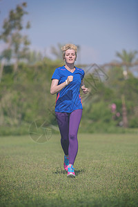 参加马拉松比赛的年轻女青年选手培训活力女士热带跑步衣服慢跑者训练棕榈运动活动图片