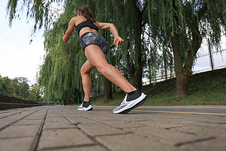 跑步者脚踏在路上 紧贴鞋底 日落或日出时户外运动耐力赛跑者女性慢跑者娱乐成人福利训练女士图片