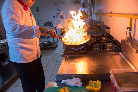 厨师在食物上做烧烤餐厅午餐烹饪油炸行动用餐酒店盘子蔬菜餐饮图片