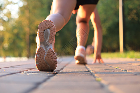 跑步者脚踏在路上 紧贴鞋底 日落或日出时户外慢跑者耐力运动员运动慢跑成人娱乐福利活动女孩图片