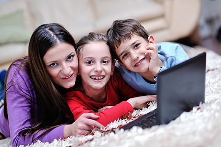 幸福的年轻家庭在家玩得开心女士乐趣房间父母成人教育房子快乐母亲互联网图片