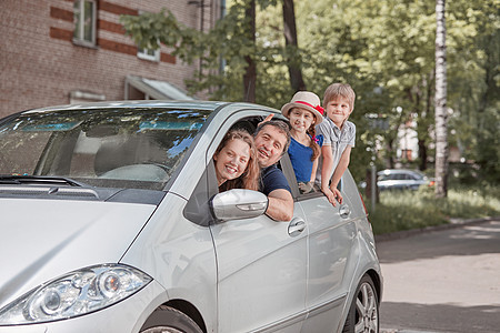 家庭幸福 儿童坐在家用汽车上妈妈父亲闲暇姐姐孩子们女儿男生旅游运输微笑乐趣高清图片素材