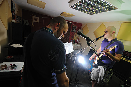 音乐乐队在车库接受培训音乐家唱歌艺术家男孩们训练快乐麦克风乐趣乐器男人图片