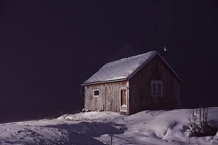传统的挪威渔民小屋夜间满是雪 晚上放雪天气北极星旅行旅游风暴地标场景城市海洋季节图片