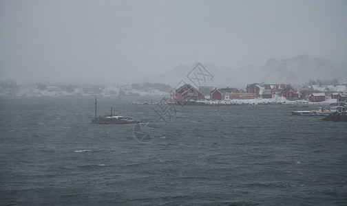 挪威传统渔民的船舱和小船旅游海洋季节场景房子地标旅行海岸风景城市图片